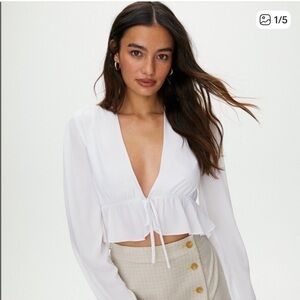 Aritzia Sunday Best Kimberley Front Tie
Blouse size 2XS